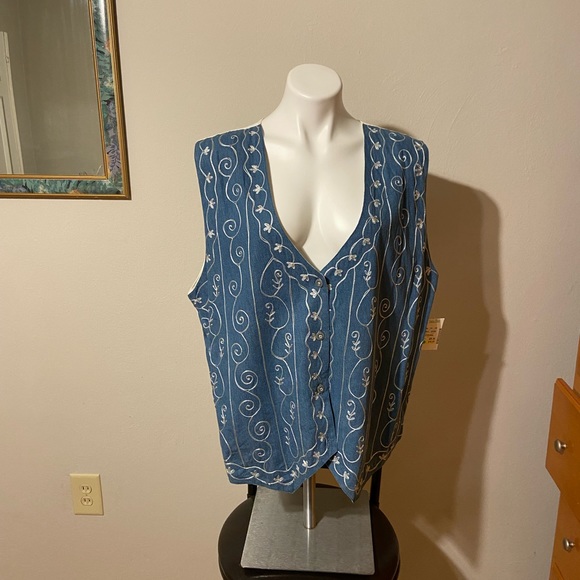 Agapo Collection Tops - Agapo Colletion 3X embroidered vest